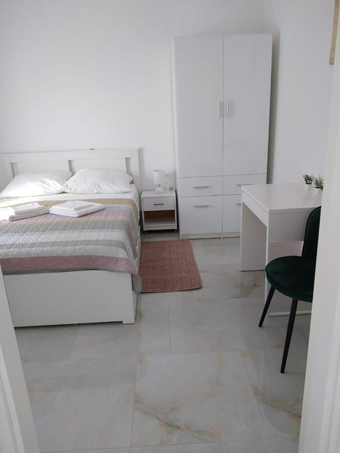 Apartment With Terrace And Garden Pirovac Ngoại thất bức ảnh
