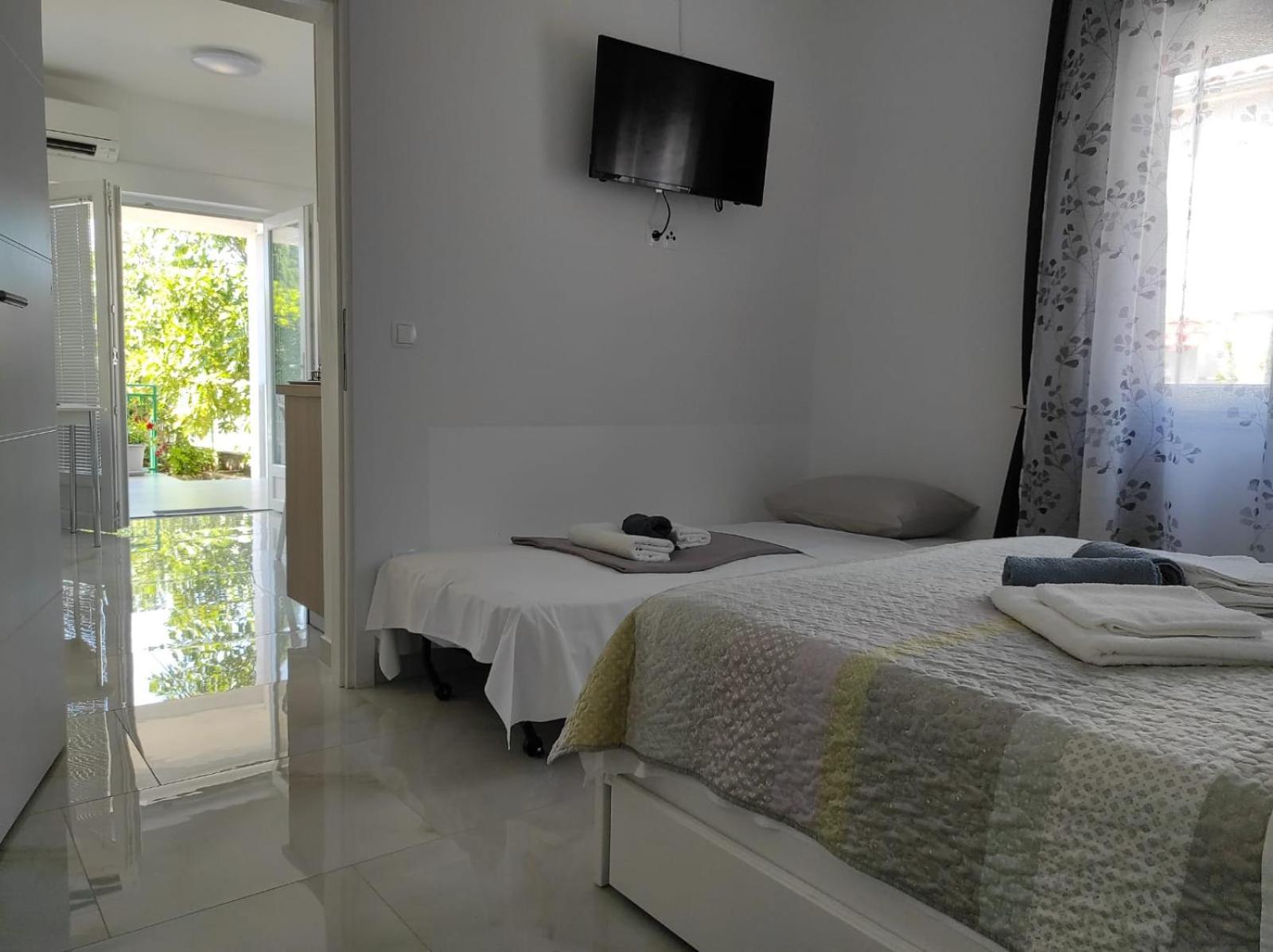 Apartment With Terrace And Garden Pirovac Ngoại thất bức ảnh